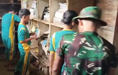 Siswa MTsS Yaspen Bendahara Bersama TNI Bersihkan Kelas Pascabanjir Aceh Tamiang