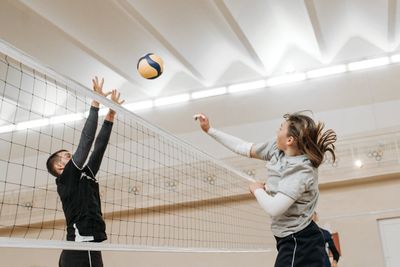 Panduan Lengkap Ukuran Lapangan Bola Voli Indoor dan Pantai Sesuai Standar FIVB dan USAV