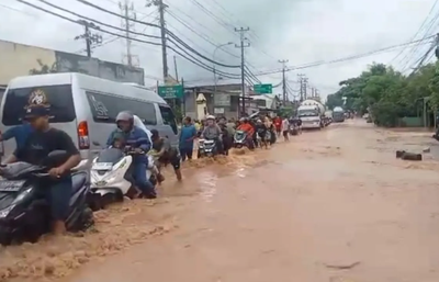 Waspada Banjir! Jalan Pantura Kudus-Pati Macet Akibat Genangan Air