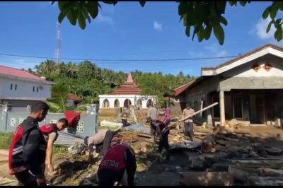 Hari Ketiga Pasca Banjir Halbar: Personel Brimob Malut Terjun Langsung Bantu Warga