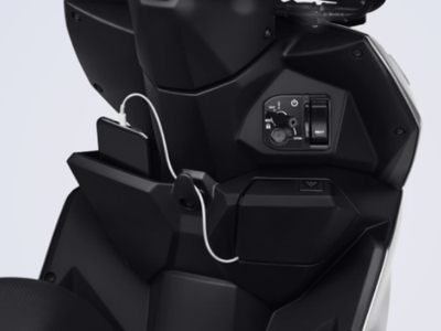 Jangan Asal Ngecas HP di Motor Matic, Ini Cara yang Benar