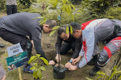 Cegah Bencana Alam, Polres Garut Tanam 500 Pohon Alpukat