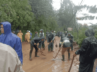Bersama Warga, Camat Banjar Tangani Longsor di Desa Munduk