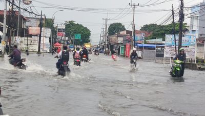 Puluhan Pemotor Mati Mesin Akibat Banjir di Jalan Ayip Usman Kota Serang