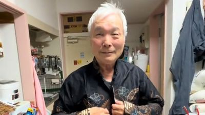 Kisah Hangat Cowok Ini Hadiahkan Baju Batik ke Kakek Jepang, Dipakai Seketika dan Ingin Dipamerin