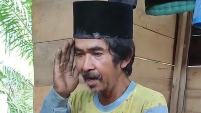 Momen Hangat Ayah Ini Bimbing Anak Kumandangkan Adzan, Suaranya Bikin Tenang dan Menggetarkan