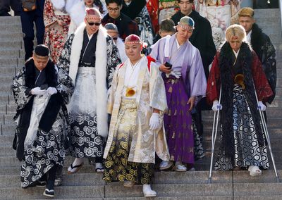 Para pemuda berbalut kimono berjalan menuju tempat acara selama upacara perayaan Hari Kedewasaan mereka di Yokohama, Jepang, 12 Januari 2026. - Foto oleh REUTERS Manami Yamada