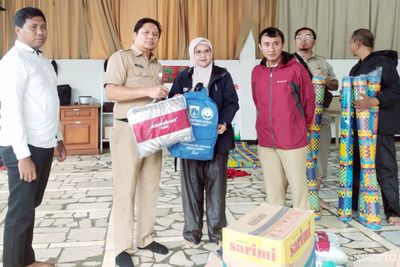 Respon Cepat Banjir, Sudinsos Jakarta Selatan Salurkan Logistik Lengkap ke Cilandak Timur