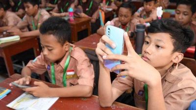 Remaja Menghabiskan Lebih Banyak Waktu di Smartphone untuk Hiburan saat Jam Sekolah