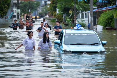 Foto-foto Banjir yang Merendam Perumahan di Tangerang