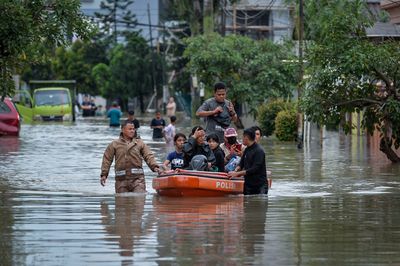 Anggota TNI bersama relawan menggunakan perahu untuk mengevakuasi warga terdampak banjir di Perumahan Duta Bandara Permai, Kosambi, Kabupaten Tangerang, Banten, Senin (12 1 2026). - Foto oleh ANTARA FOTO Putra M. Akbar nym.