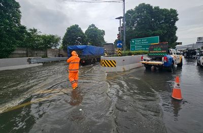 Ada Genangan Air Hingga Pagi Ini, Pemobil Diimbau Hindari Tol Sedyatmo Jakarta
