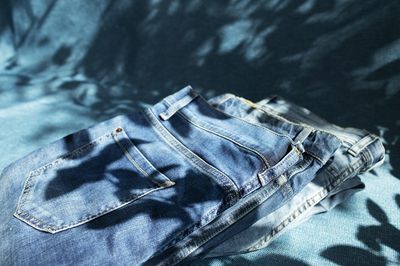 Skinny Jeans Ditinggal? Tren Denim 2026 Diprediksi Bergeser ke Model Potongan Longgar