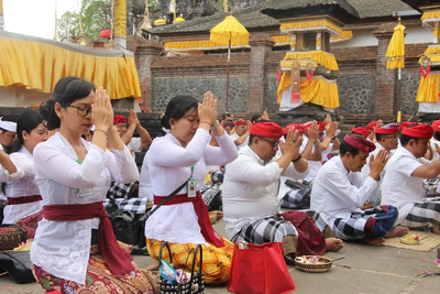 Awali Tahun 2026, Bupati Karangasem Gelar Persembahyangan Pengerastiti Jagat di Besakih