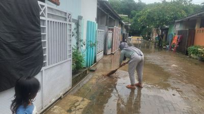 Korban Banjir Kota Serang Masih Kesulitan Bersih Bersih Rumah Pasca Banjir