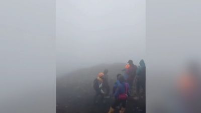 Proses Evakuasi Jenazah Pendaki Hilang di Gunung Slamet Menghadapi Tantangan Berat