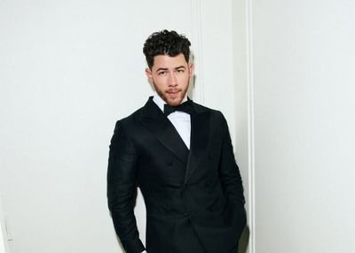 Nick Jonas Mendadak Tinggalkan Golden Globes 2026, Ternyata Ini Alasan