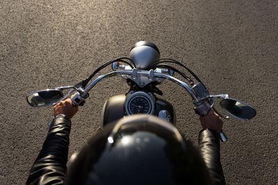 5 Bahaya Menggantung Barang di Setang Motor yang Jarang Disadari