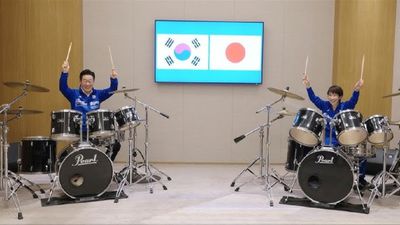 Momen Unik PM Jepang dan Presiden Korsel Main Drum Lagu Kpop Dmeon Hunter dan BTS di Sela Pertemuan Bilateral
