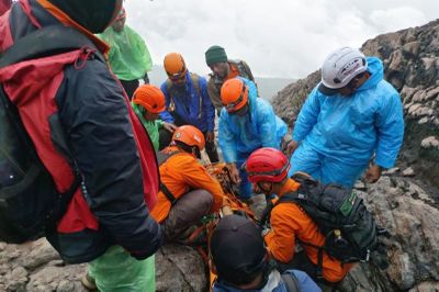 Tim SAR Gabungan Evakuasi Jenazah Pendaki yang Hilang di Gunung Slamet
