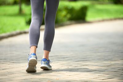 8 Manfaat Jalan Kaki Secara Rutin untuk Kesehatan, Bisa Menurunkan Berat Badan