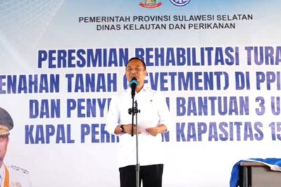 Gubernur Sulsel Serahkan Dua Kapal 15 GT di Bone, Dorong Produktivitas dan Kesejahteraan Nelayan