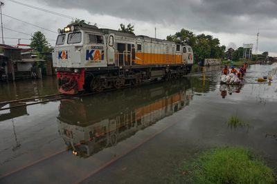Banjir Meluas, KAI Batalkan dan Alihkan Puluhan Perjalanan Kereta Api di Sejumlah Daerah