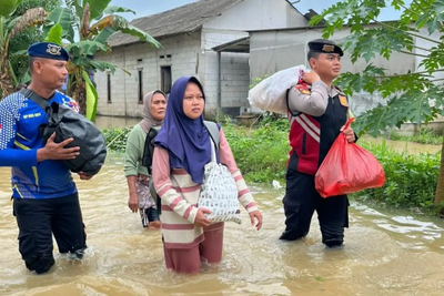 Polres Karawang Bersama TNI dan BPBD Lakukan Evakuasi Warga Terdampak Banjir