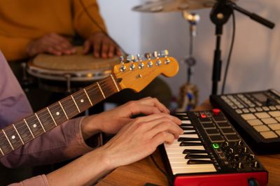 10 Genre Musik dan Karakteristiknya yang Paling Sering Didengar, Wajib Tahu!