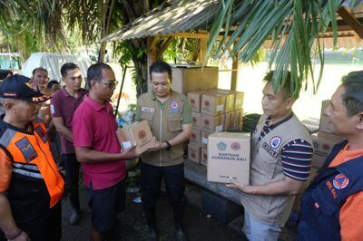 Aksi Nyata Pemimpin Jembrana: Bupati-Wabup Bahu Membahu Bersihkan Rumah Warga Pasca Banjir