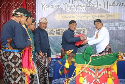Bupati Sleman Terima Ubarampe Labuhan Merapi, Dukungan Penuh Upacara Adat Petilasan Mbah Maridjan