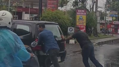 Mobil Hitam Tiba-Tiba Bergerak Mundur di Jalan Raya Bekasi, Diduga Akibat Handrem Tak Ditarik