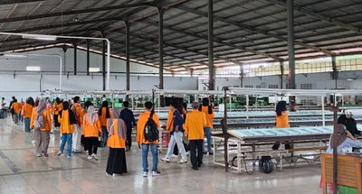 Perkuat Jiwa Wirausaha, Mahasiswa Universitas Primagraha Sambangi Industri Sepatu Tomkins