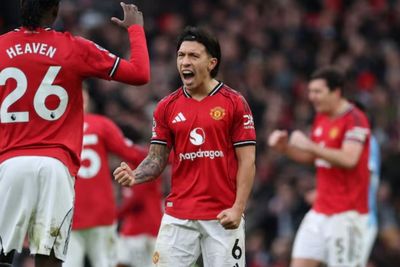 Lisandro Martinez Tak Peduli Kritik Legenda MU Usai Redam Haaland di Derby Manchester