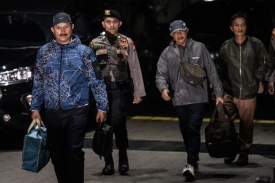 Wali Kota Madiun Maidi mengenakan jaket dan topi serta menenteng sebuah tas dikawal petugas setibanya di Gedung Merah Putih KPK, Jakarta, Senin (19 1 2026). - Foto oleh ANTARA FOTO Bayu Pratama S