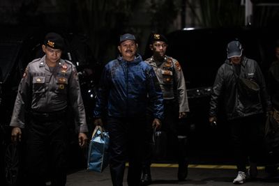 Wali Kota Madiun Maidi mengenakan jaket dan topi serta menenteng sebuah tas dikawal petugas setibanya di Gedung Merah Putih KPK, Jakarta, Senin (19 1 2026). - Foto oleh ANTARA FOTO Bayu Pratama S