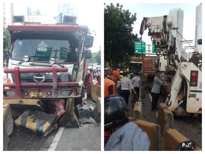 Brak! Truk Hajar Pembatas Jalan di Casablanca, Lalin Langsung Padat