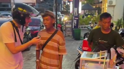 Pedagang Tahu Bulat di Bali Ini Lancar Berbahasa Inggris Saat Diwawancarai oleh Bule