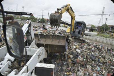 Resah Karena Bau Sampah, Pemkot Semarang Langsung Turunkan Alat Berat Demi Kurangi Volume Sampah
