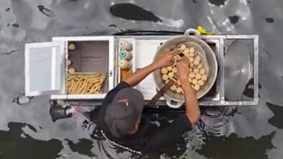 Pantang Libur Meski Banjir, Pedagang Tahu Bulat Ini Tetap Jualan Meski Gerobaknya di Kelilingi Air