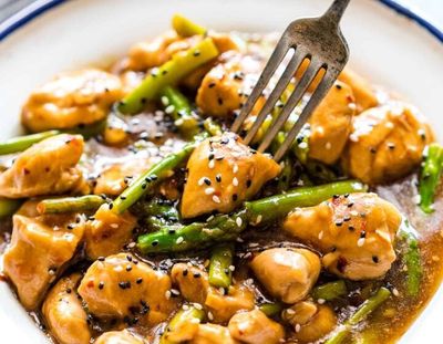 Yuk! Cobain Masak Tumis Ayam Lemon dan Asparagus