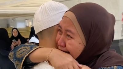 Tangis Rindu Seorang Ibu di Tanah Suci, Dipertemukan dengan Sosok yang Mengingatkan pada Anaknya