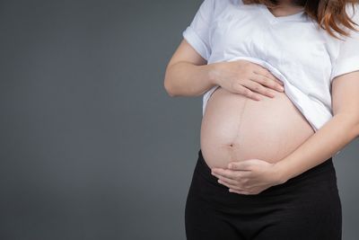 Perut Atas Keras dan Bawah Lembek Saat Hamil, Normal atau Berbahaya?