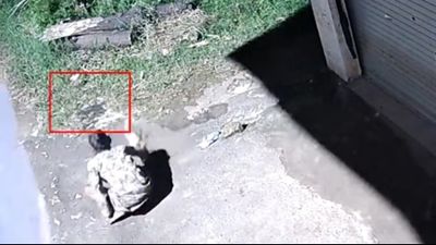 Nenek Ini Bertahan di Depan Warung hingga Pagi Hari karena Alasan Tak Terduga