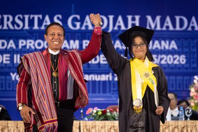 Dari Anak Penjual Roti Hingga Menteri dan Rektor, Lika - Liku Perjungan Manuel Vong, Wisudawan Pascarsarjana UGM