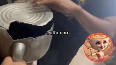 Teko Nyangkut di Kepala, Bocah Ini Bak Cosplay Anomali Ballerina Cappucino
