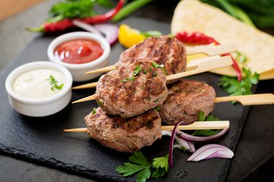 Bukan Kebab Biasa, Ini Resep Mutton Gola Kebab yang Meleleh di Mulut!