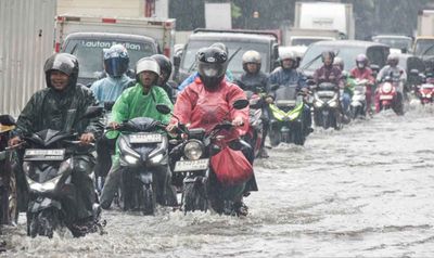 Puluhan PPSU dan Satgas SDA Turun Tangan Atasi Banjir di DI Panjaitan