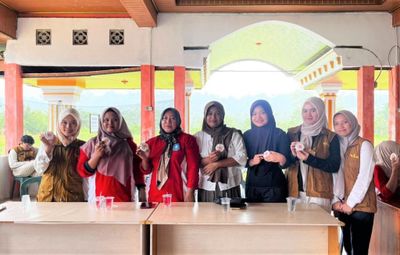 Mahasiswa Itera Latih Warga Olah Propolis Jadi Sabun Bernilai Ekonomi