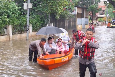 Demi Bisa Berangkat Kerja, Warga Pondok Karya Pilih Naiki Perahu Karet